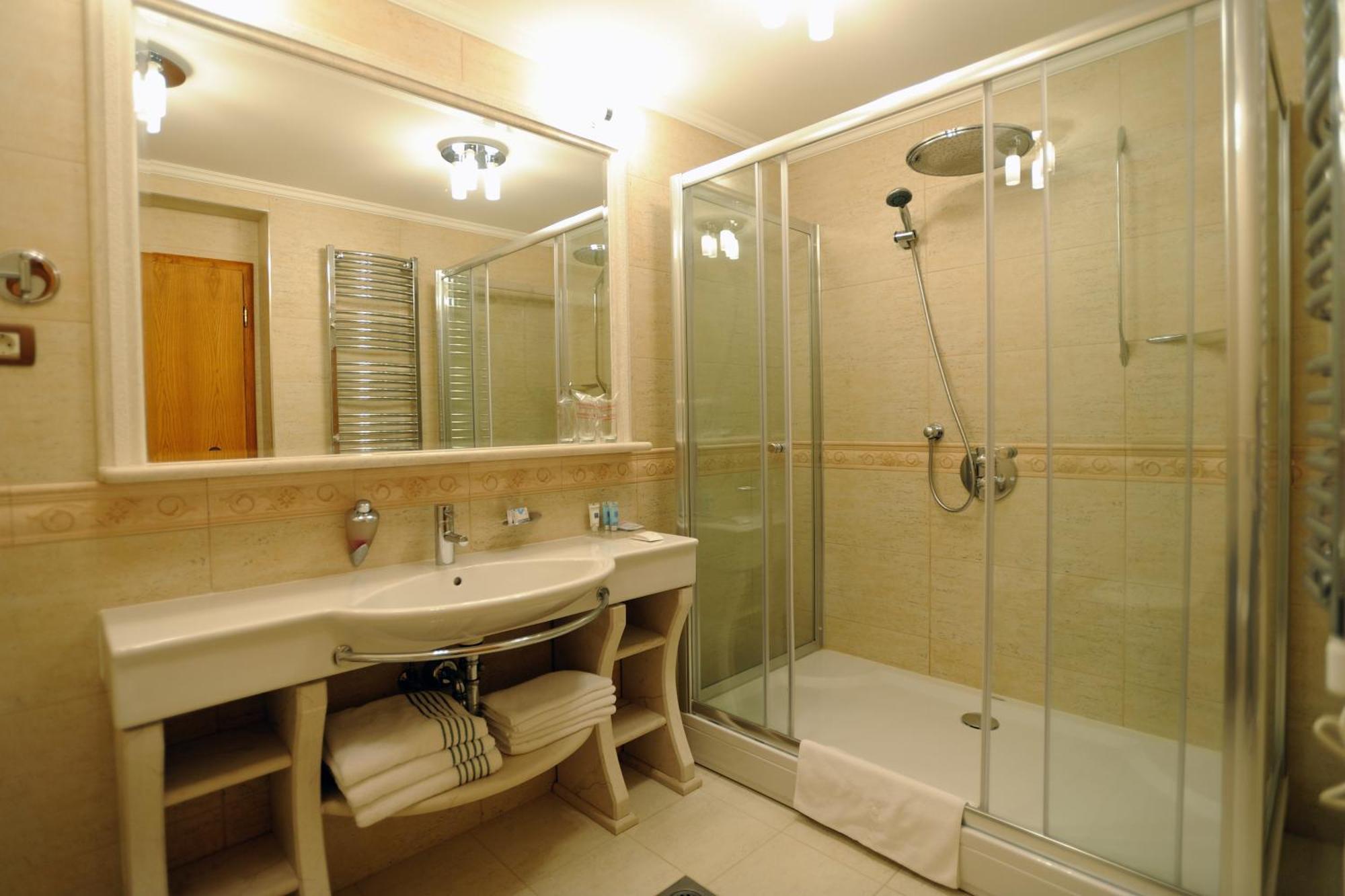 Hotel Solitudo Uble Esterno foto